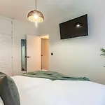 New! Lovely 4-bedroom Loft In Apartamento Bilbau