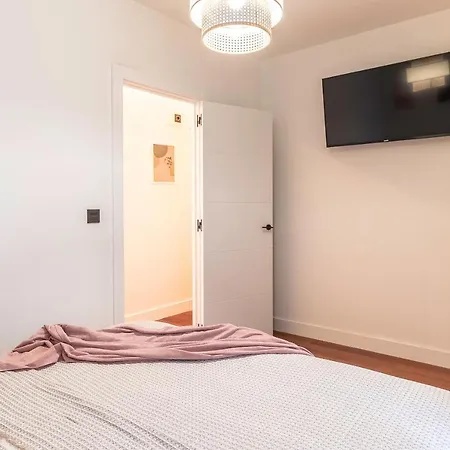 New! Lovely 4-bedroom Loft In דירה בילבאו