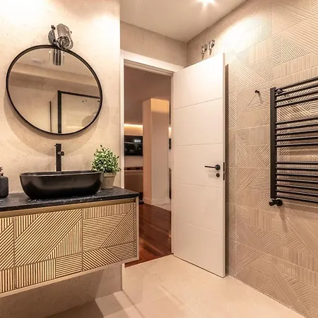 New! Lovely 4-bedroom Loft In דירה