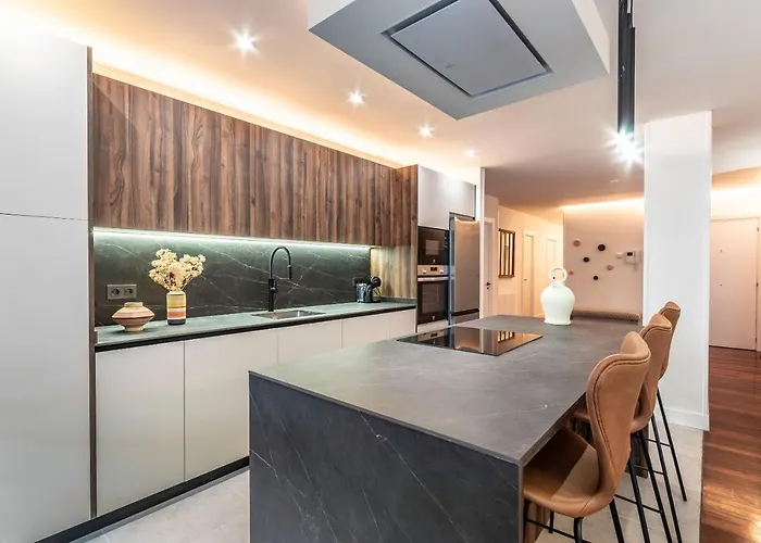 New! Lovely 4-bedroom Loft In * בילבאו