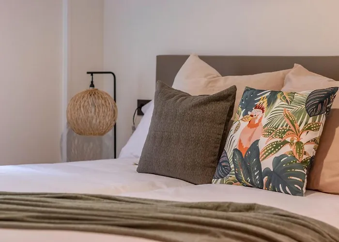 New! Lovely 4-bedroom Loft In דירה