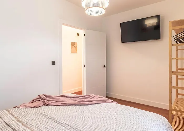 New! Lovely 4-bedroom Loft In דירה בילבאו