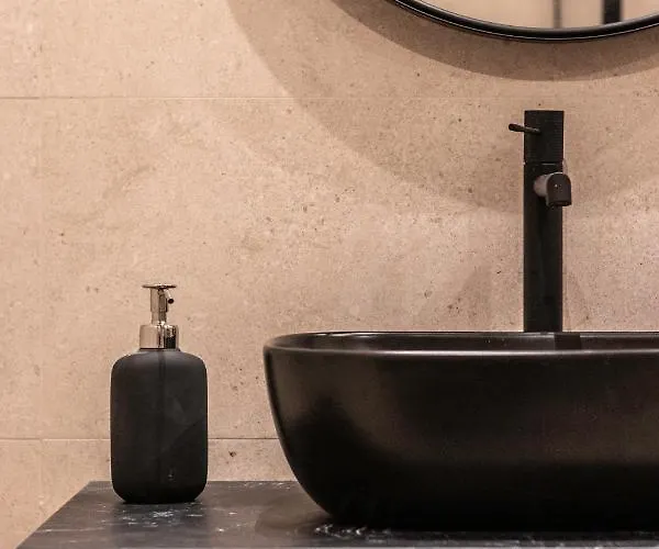 New! Lovely 4-bedroom Loft In דירה